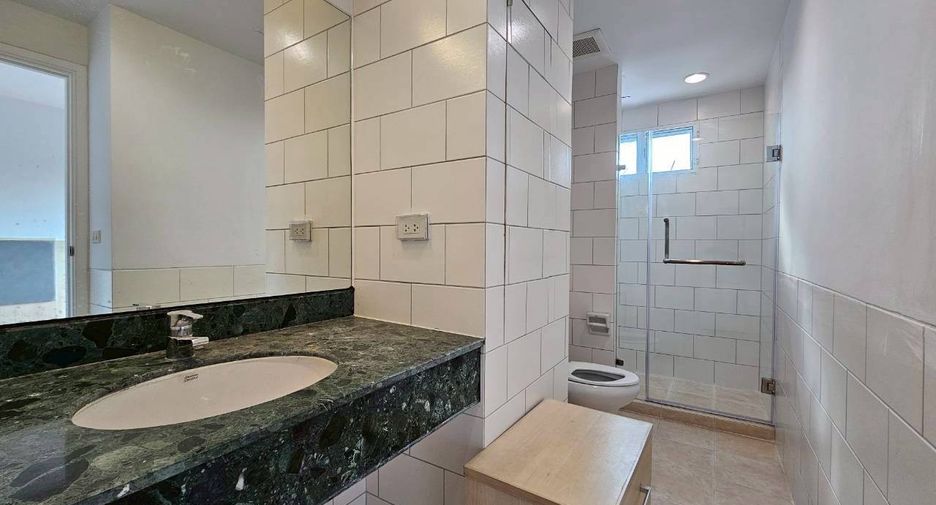 For rent 3 ベッドルーム condo in Khlong Toei, Bangkok