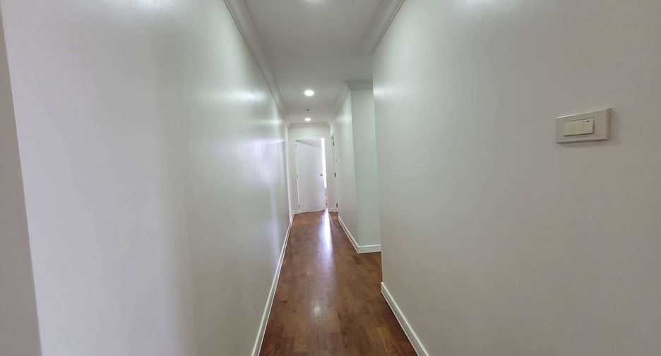 For rent 3 bedrooms condo in Khlong Toei, Bangkok