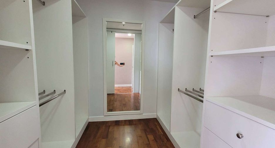 For rent 3 bedrooms condo in Khlong Toei, Bangkok