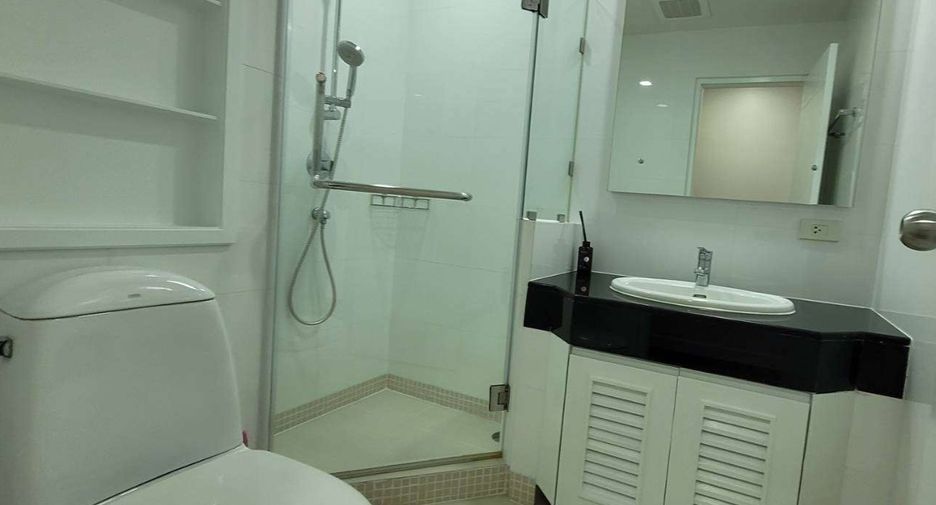 For rent 3 bedrooms condo in Khlong Toei, Bangkok