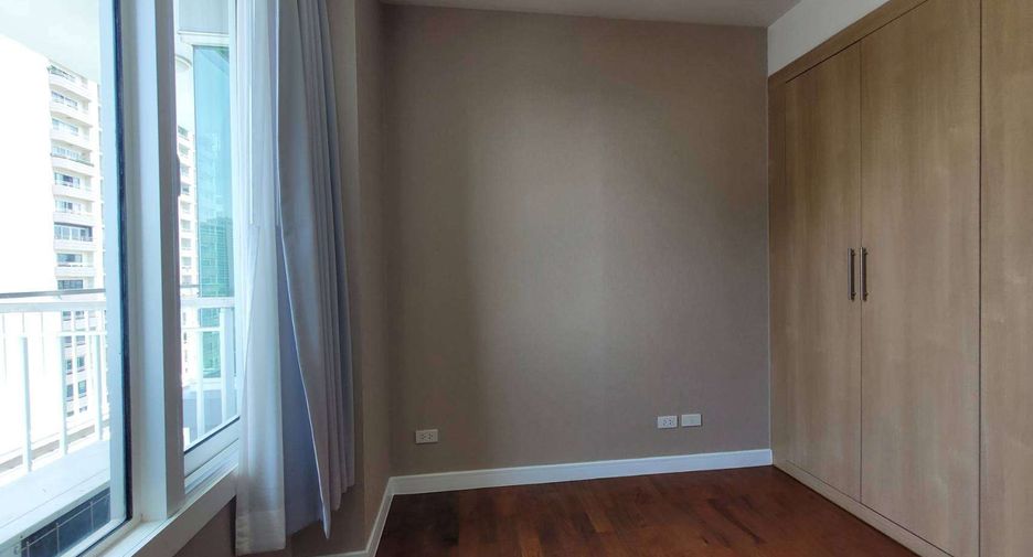For rent 3 bedrooms condo in Khlong Toei, Bangkok