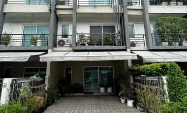 Casa adosada en venta de 3 habitaciones en Suan Luang, Bangkok