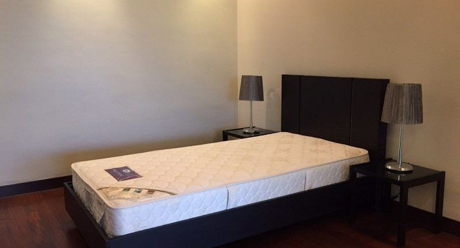 For rent 3 bedrooms condo in Yan Nawa, Bangkok