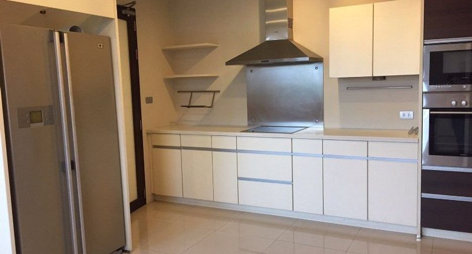 For rent 3 bedrooms condo in Yan Nawa, Bangkok
