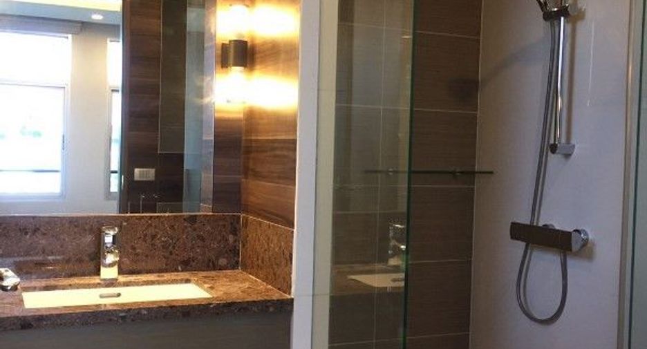 For rent 3 bedrooms condo in Yan Nawa, Bangkok