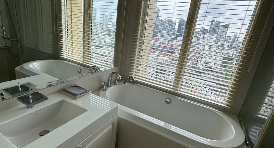For rent 2 bedrooms condo in Watthana, Bangkok