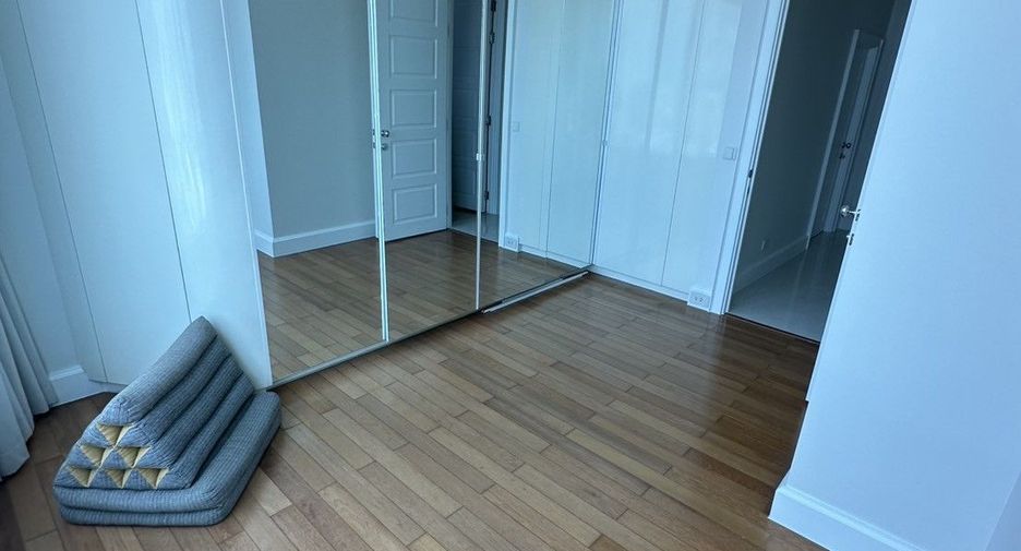 For rent 2 bedrooms condo in Watthana, Bangkok