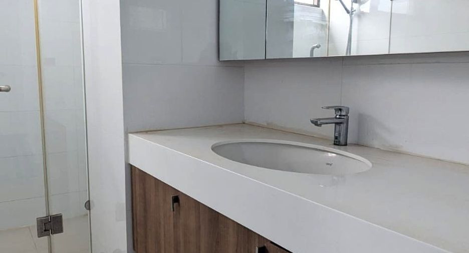 Condo en alquiler de 3 habitaciones en Sathon, Bangkok