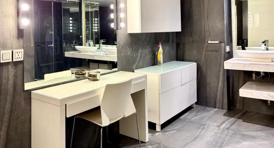 For rent 4 bedrooms condo in Sathon, Bangkok