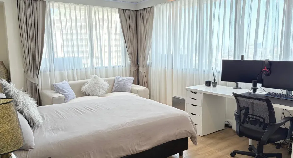 For rent 4 bedrooms condo in Sathon, Bangkok