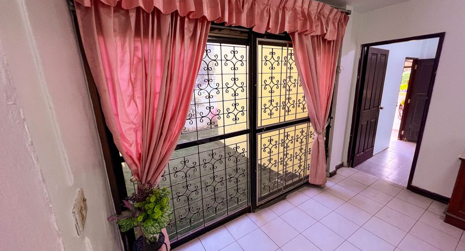 For sale 5 bedrooms house in Don Mueang, Bangkok