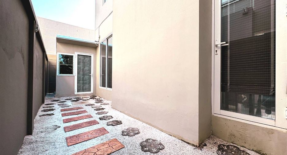 For sale 3 bedrooms house in Lat Krabang, Bangkok