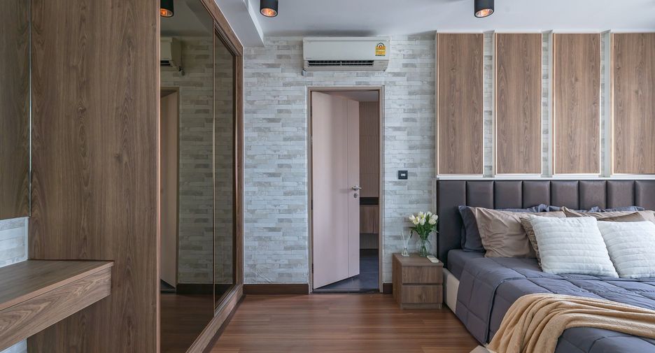For sale 3 bedrooms condo in Phra Khanong, Bangkok