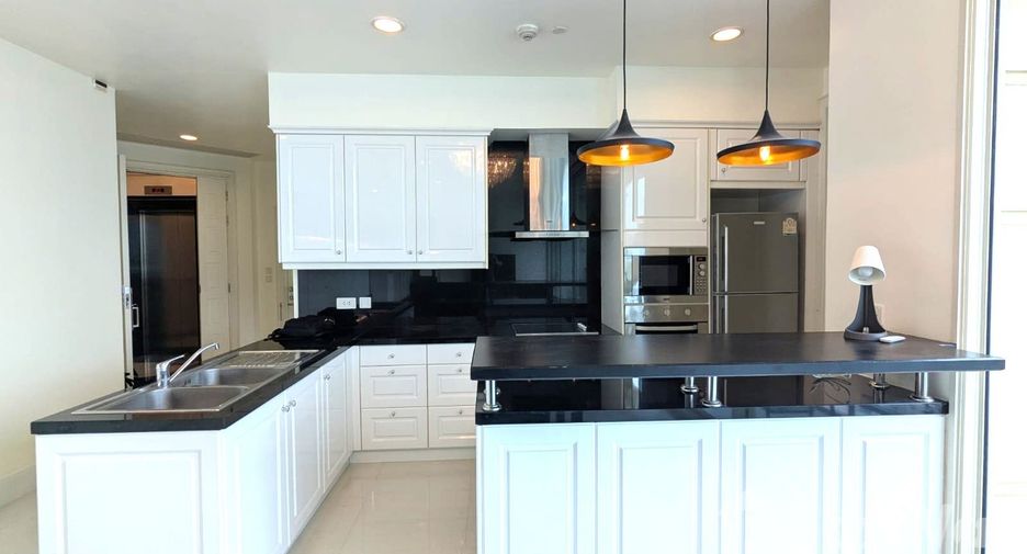 For rent 2 bedrooms condo in Watthana, Bangkok