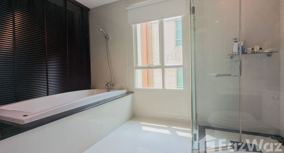 For rent 2 bedrooms condo in Pathum Wan, Bangkok