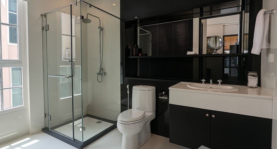 For rent 2 bedrooms condo in Pathum Wan, Bangkok