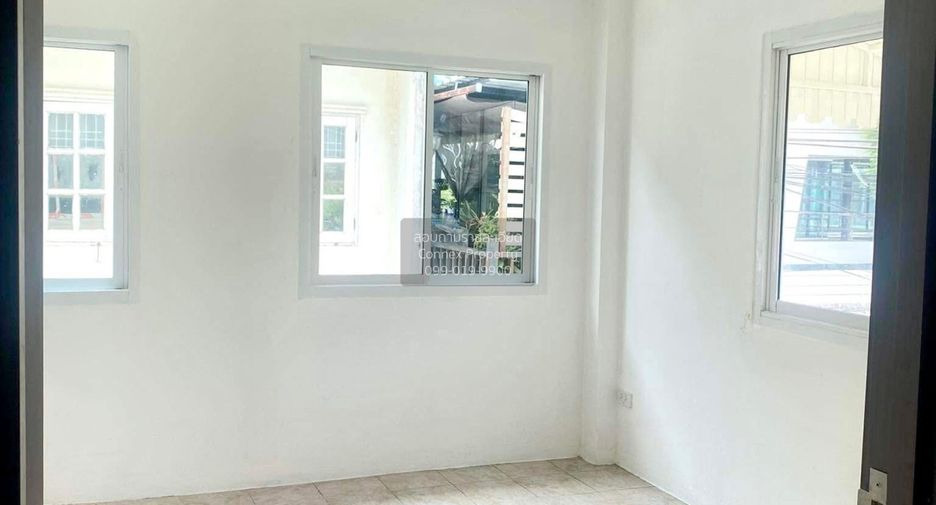 Casa adosada en venta de 4 habitaciones en Lat Phrao, Bangkok
