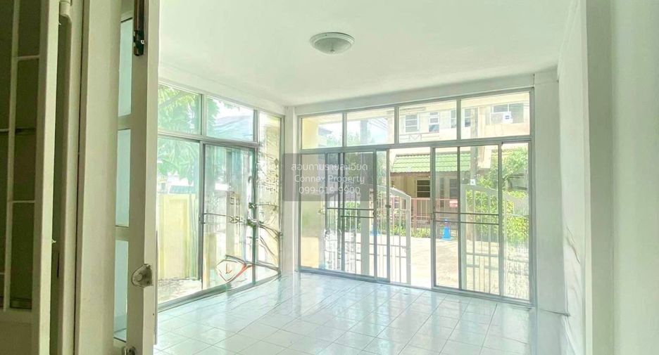 Casa adosada en venta de 4 habitaciones en Lat Phrao, Bangkok
