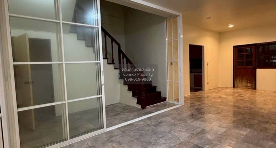 For sale 4 bedrooms townhouse in Wang Thonglang, Bangkok