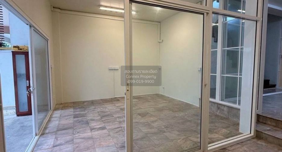 For sale 4 bedrooms townhouse in Wang Thonglang, Bangkok
