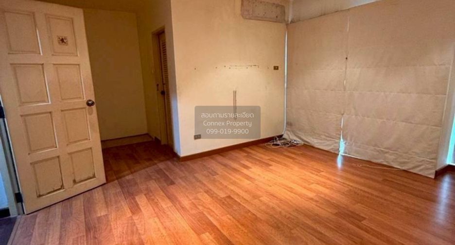 For sale 4 bedrooms townhouse in Wang Thonglang, Bangkok