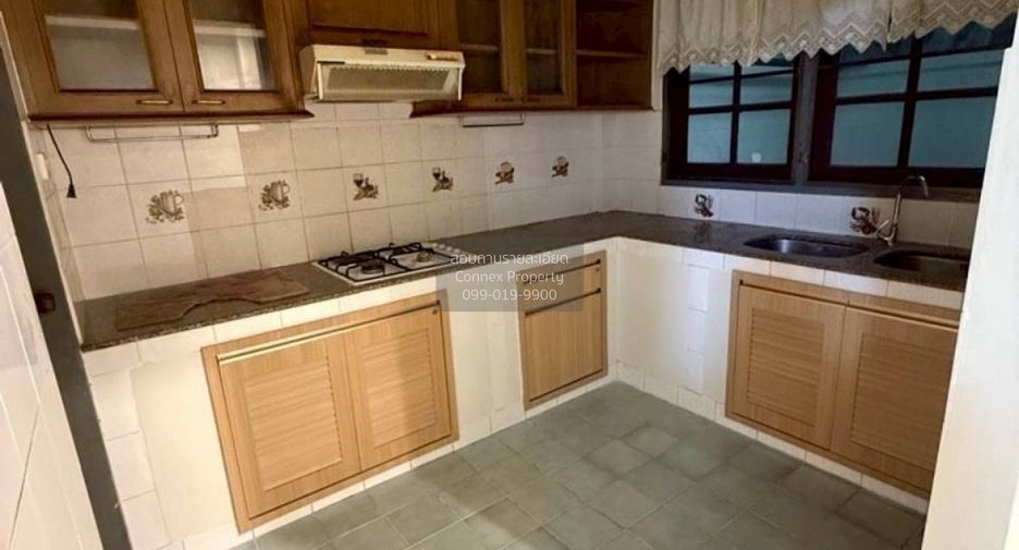 For sale 4 bedrooms townhouse in Wang Thonglang, Bangkok
