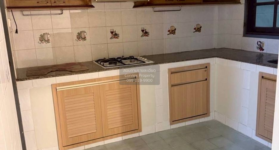 For sale 4 bedrooms townhouse in Wang Thonglang, Bangkok