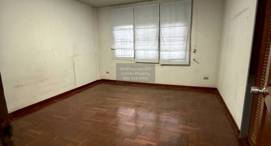 For sale 4 bedrooms townhouse in Wang Thonglang, Bangkok