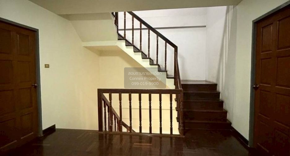 For sale 4 bedrooms townhouse in Wang Thonglang, Bangkok