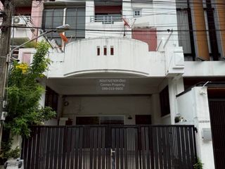 For sale 4 bedrooms townhouse in Wang Thonglang, Bangkok