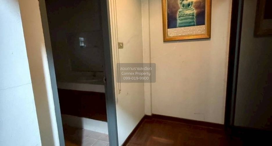 For sale 4 bedrooms townhouse in Wang Thonglang, Bangkok