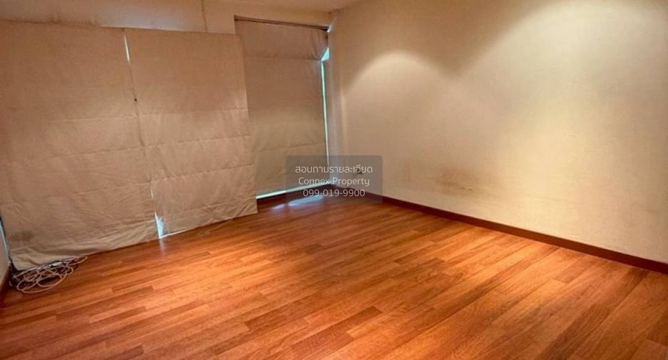 For sale 4 bedrooms townhouse in Wang Thonglang, Bangkok