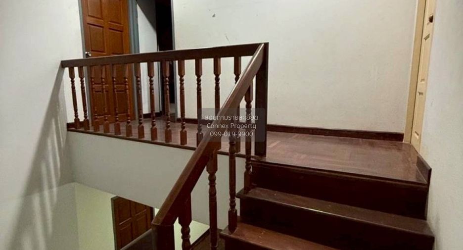 For sale 4 bedrooms townhouse in Wang Thonglang, Bangkok