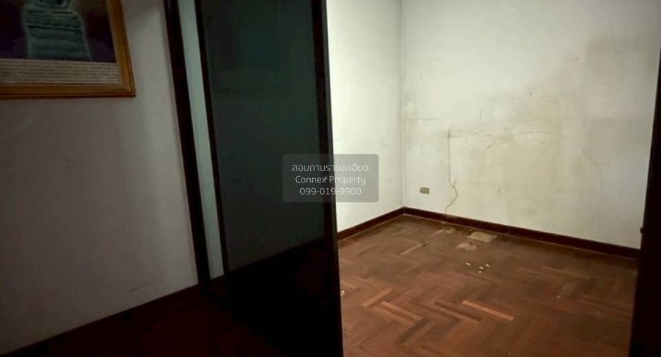 For sale 4 bedrooms townhouse in Wang Thonglang, Bangkok