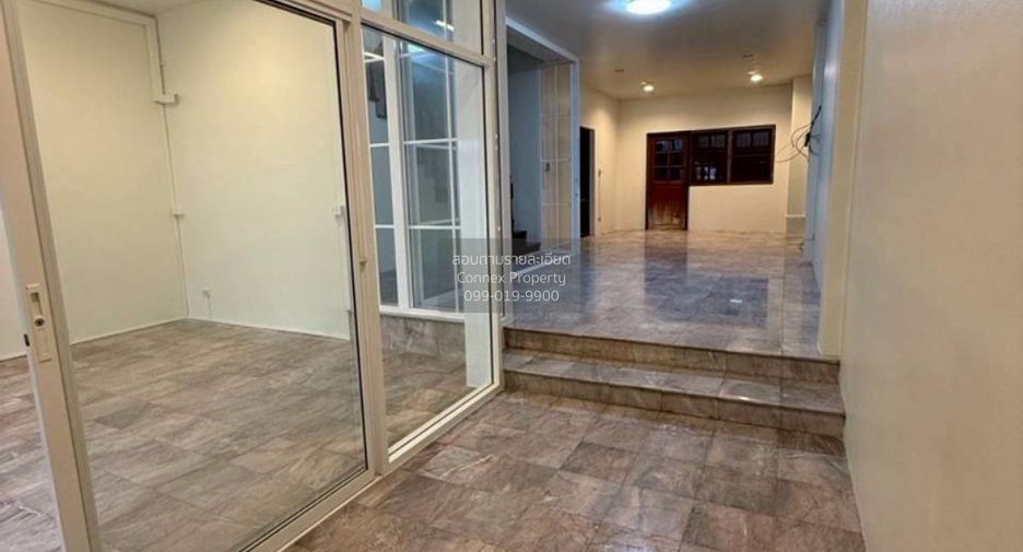 For sale 4 bedrooms townhouse in Wang Thonglang, Bangkok