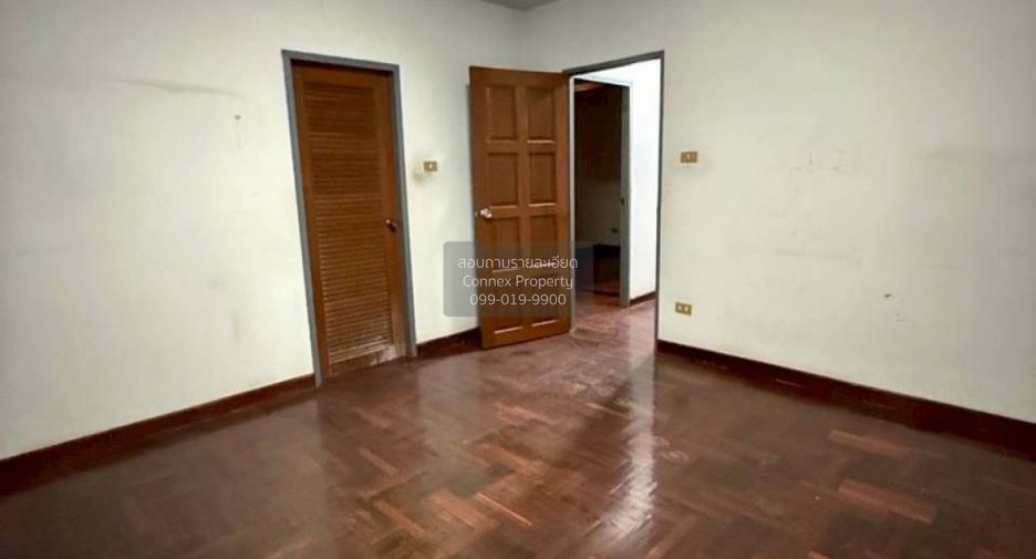 For sale 4 bedrooms townhouse in Wang Thonglang, Bangkok