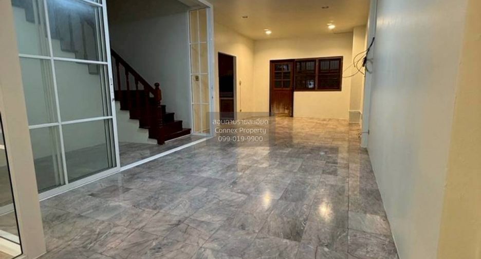 For sale 4 bedrooms townhouse in Wang Thonglang, Bangkok