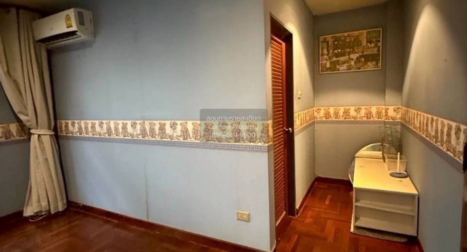For sale 4 bedrooms townhouse in Wang Thonglang, Bangkok