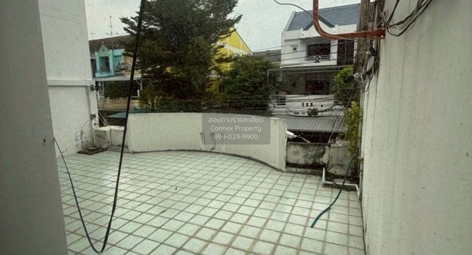 For sale 4 bedrooms townhouse in Wang Thonglang, Bangkok
