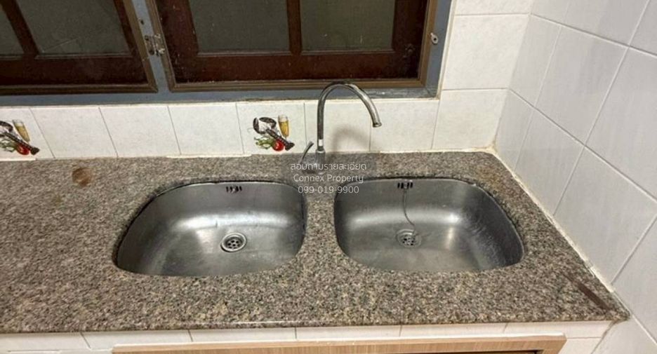 For sale 4 bedrooms townhouse in Wang Thonglang, Bangkok