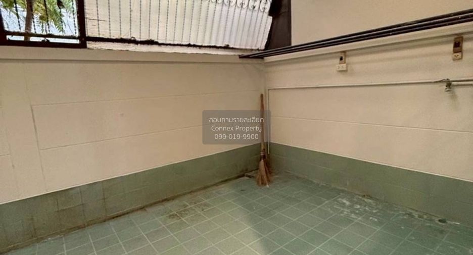 For sale 4 bedrooms townhouse in Wang Thonglang, Bangkok