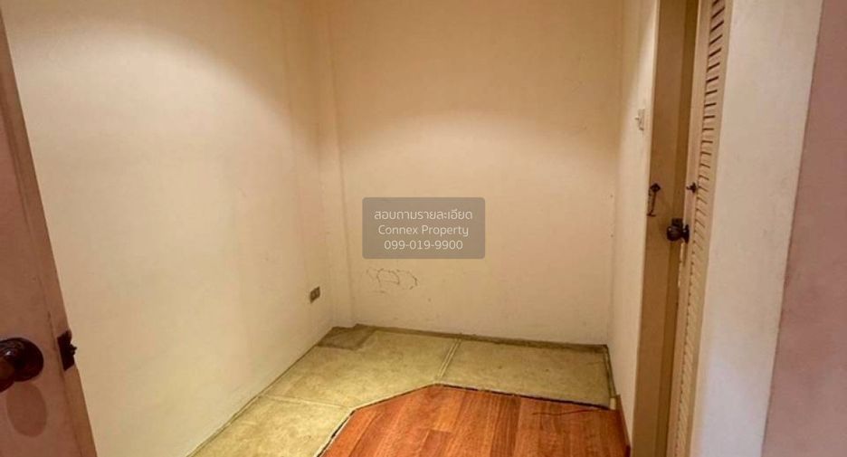 For sale 4 bedrooms townhouse in Wang Thonglang, Bangkok
