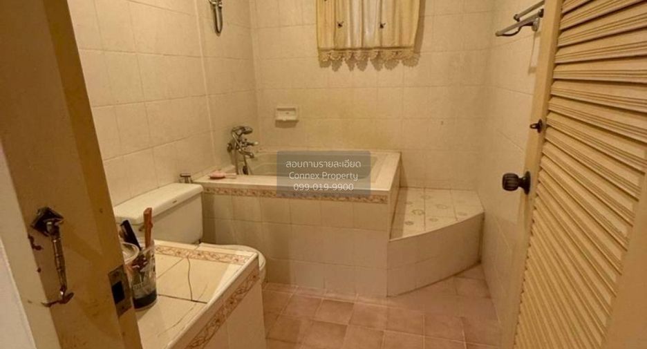For sale 4 bedrooms townhouse in Wang Thonglang, Bangkok