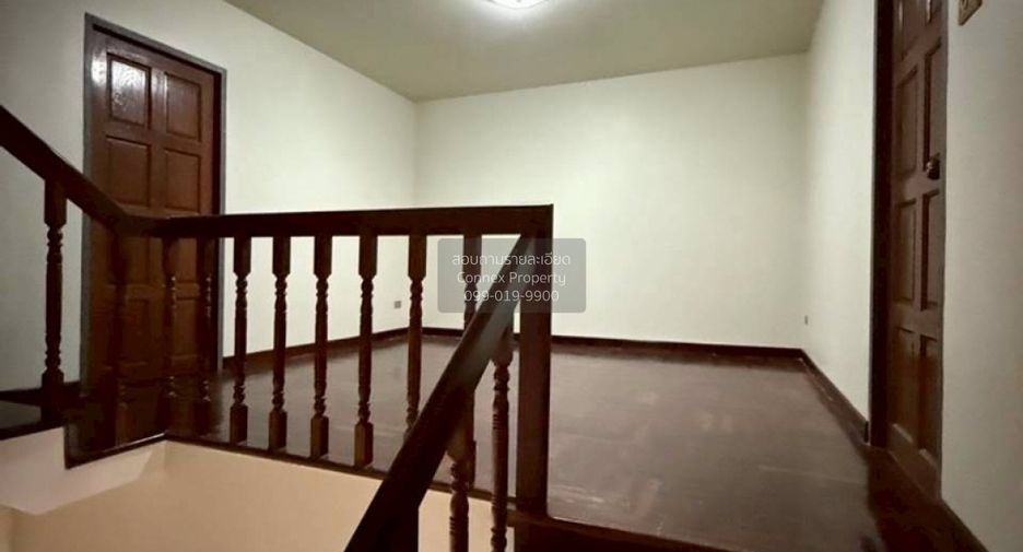 For sale 4 bedrooms townhouse in Wang Thonglang, Bangkok