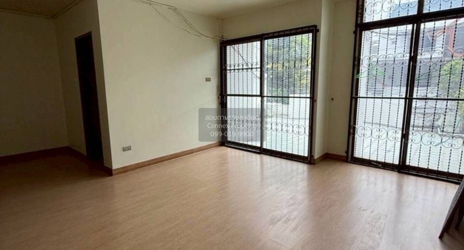 For sale 4 bedrooms townhouse in Wang Thonglang, Bangkok
