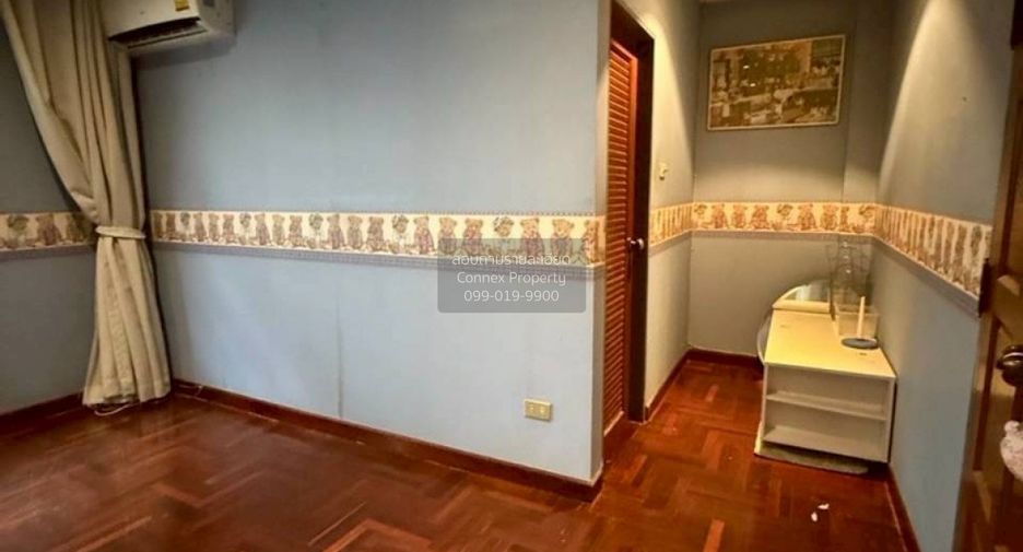 For sale 4 bedrooms townhouse in Wang Thonglang, Bangkok