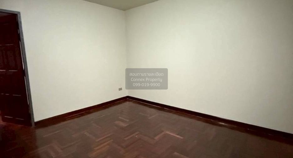 For sale 4 bedrooms townhouse in Wang Thonglang, Bangkok