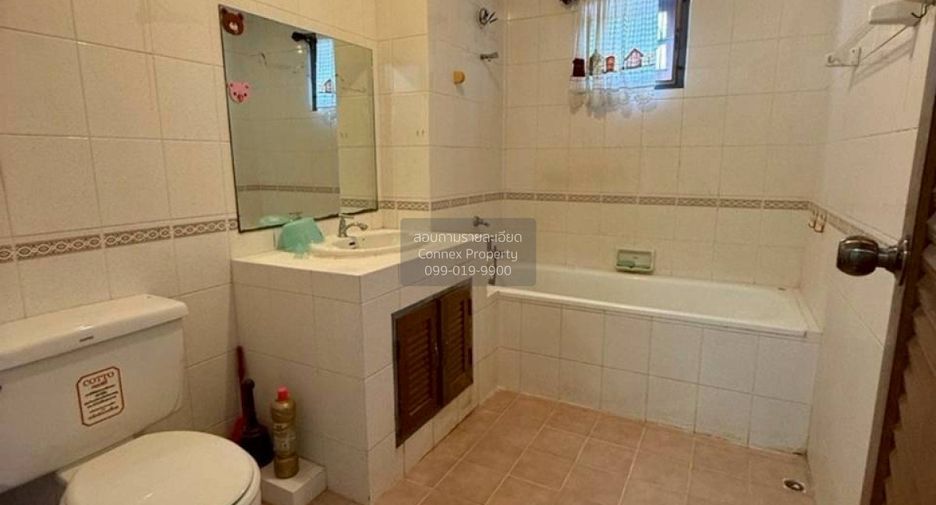 For sale 4 bedrooms townhouse in Wang Thonglang, Bangkok