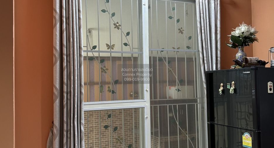 For sale 5 bedrooms townhouse in Phra Khanong, Bangkok