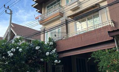 Reihenhaus zur Miete mit 5 Zimmer in Phra Khanong, Bangkok